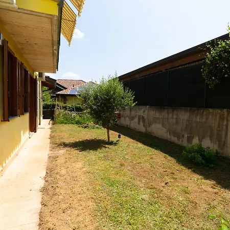 House Of Camellias - Ground Floor With Garden Lejlighed Besozzo