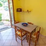 Апартаменты House Of Camellias - Ground Floor With Garden