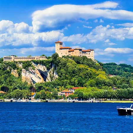 House Of Camellias - Ground Floor With Garden Appartement Besozzo