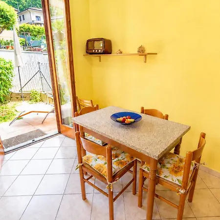 House Of Camellias - Ground Floor With Garden *