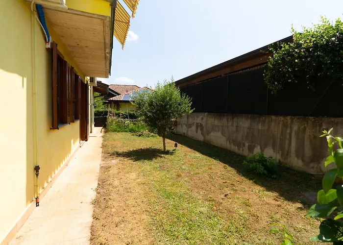 House Of Camellias - Ground Floor With Garden Apartament Besozzo