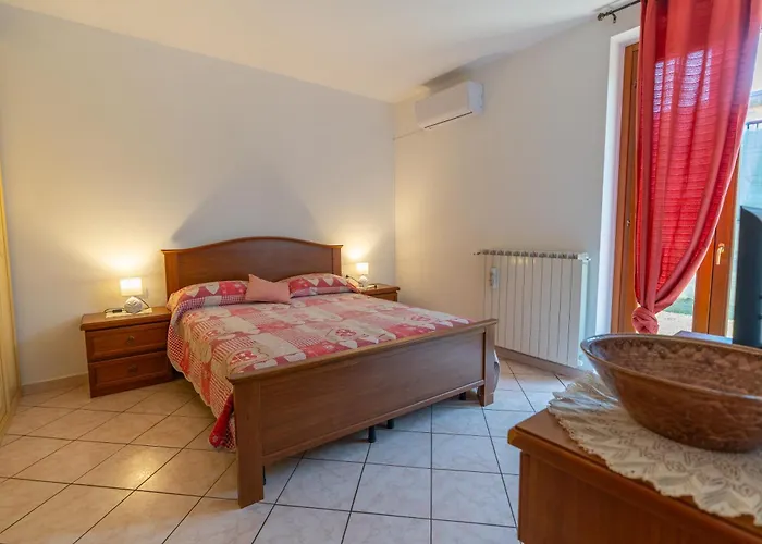 House Of Camellias - Ground Floor With Garden