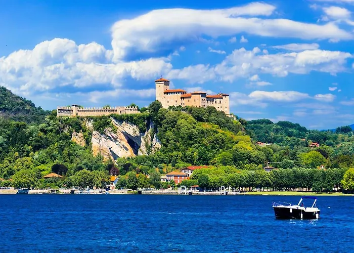 House Of Camellias - Ground Floor With Garden Apartament Besozzo